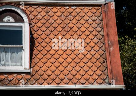 Toiture en carreaux, toiture en carreaux décoratifs sur la vieille maison Banque D'Images