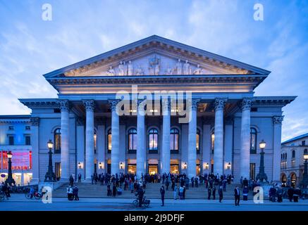 Patrons à l'entracte sur les marches du Théâtre National (Théâtre National), Munich, Bavière, Allemagne Banque D'Images