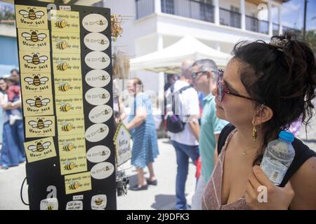 Larnaca, Chypre. 22nd mai 2022. Une femme regarde des souvenirs sur le thème des abeilles lors d'un festival des abeilles dans le village d'Ora à Larnaca, Chypre, le 22 mai 2022. Credit: George Christophorou/Xinhua/Alay Live News Banque D'Images