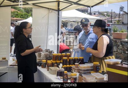 Larnaca, Chypre. 22nd mai 2022. Le 22 mai 2022, un vendeur de produits apicoles s'entretient avec des visiteurs lors d'un festival d'abeilles dans le village d'Ora à Larnaca, à Chypre. Credit: George Christophorou/Xinhua/Alay Live News Banque D'Images