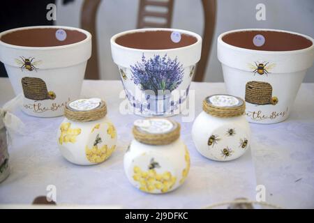 Larnaca, Chypre. 22nd mai 2022. Le 22 mai 2022, des objets artisanaux avec des dessins d'abeilles sont vus lors d'un festival d'abeilles dans le village d'Ora à Larnaca, à Chypre. Credit: George Christophorou/Xinhua/Alay Live News Banque D'Images