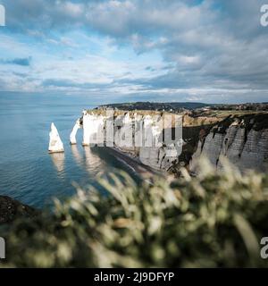 Paysage côtier le long de la falaise d'aval les célèbres falaises blanches du village d'Etretat Banque D'Images