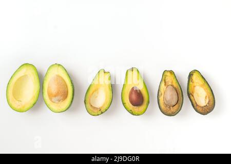 Légumes aux fruits mûrs et pourris avocat dans un fond blanc coupé, espace copie Banque D'Images