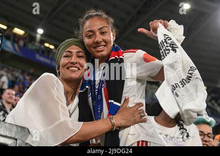 Turin, Italie. 21st, mai 2022. Selma Bacha (4) de l'Olympique Lyon vu lors des célébrations après la finale de la Ligue des champions des femmes de l'UEFA entre Barcelone et l'Olympique Lyon au stade Juventus de Turin. (Crédit photo: Gonzales photo - Tommaso Fimiano). Banque D'Images