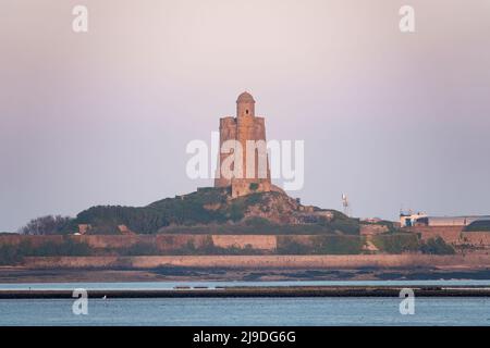 Le fort de Saint Vaast de la Hougue après le coucher du soleil Banque D'Images