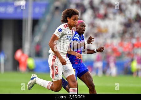 Turin, Italie. 21st, mai 2022. Wendie Renard (3) de l’Olympique Lyon et Asisat Oshoala (20) du FC Barcelone, lors de la finale de l’UEFA Women’s Champions League entre Barcelone et l’Olympique Lyon au stade Juventus de Turin. (Crédit photo: Gonzales photo - Tommaso Fimiano). Banque D'Images