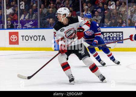 17 mai 2022: Utica Comets Forward Tyce Thompson (12) skates dans la première période contre les Rochester Américains. Les Rochester Americans ont accueilli les Utica Comets dans un match de la coupe de Calder de la Ligue américaine de hockey à la Blue Cross Arena de Rochester, New York. (Jonathan Tenca/CSM) Banque D'Images