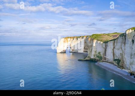 Paysage côtier le long de la falaise d'aval les célèbres falaises blanches du village d'Etretat Banque D'Images