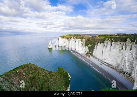 Paysage côtier le long de la falaise d'aval les célèbres falaises blanches du village d'Etretat Banque D'Images