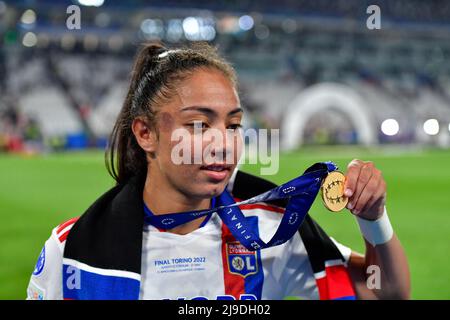 Turin, Italie. 21st, mai 2022. Selma Bacha (4) de l’Olympique Lyon vu lors des célébrations qui ont suivi la finale de la Ligue des champions des femmes de l’UEFA entre Barcelone et l’Olympique Lyon au stade Juventus de Turin. (Crédit photo: Gonzales photo - Tommaso Fimiano). Banque D'Images