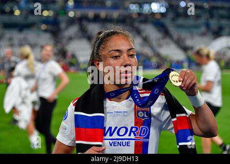 Turin, Italie. 21st, mai 2022. Selma Bacha (4) de l’Olympique Lyon vu lors des célébrations qui ont suivi la finale de la Ligue des champions des femmes de l’UEFA entre Barcelone et l’Olympique Lyon au stade Juventus de Turin. (Crédit photo: Gonzales photo - Tommaso Fimiano). Banque D'Images