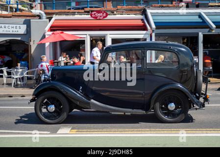 1935 Morris huit voitures d'époque sur la route de bord de mer Western Esplanade à Southend on Sea, Essex, Royaume-Uni. Vieille voiture classique Banque D'Images