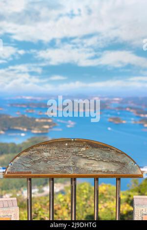 kyushu, japon - décembre 09 2021 : vue panoramique du paysage marin de Kujūkushima représentée sur une carte en bronze de relief offerte par le Clu des Lions de Sasebo Banque D'Images