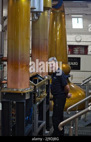 Royaume-Uni, Ecosse, Highlands, Hebrides, Ile de Skye, Teangue, distillerie de whisky Torabhaig, distillation de lavage dans les alambics de cuivre de Pot Stills Banque D'Images