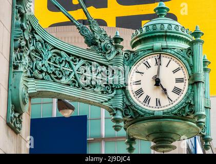 Marshall Field's Clock sur State Street dans le centre-ville de Chicago, Illinois, États-Unis Banque D'Images