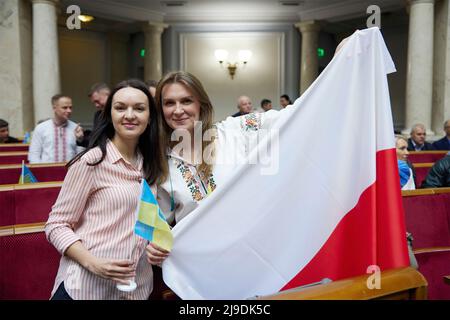 Kiev, Ukraine. 22nd mai 2022. Les législateurs ukrainiens arborent un drapeau polonais devant le président polonais, Andrzej Duda prononce une allocution en personne à une session plénière du Parlement ukrainien connu sous le nom de Verkhovna Rada, le 22 mai 2022 à Kiev, en Ukraine. Duda a exhorté l'Ukraine à ne pas céder aux exigences du président russe Vladimir Poutine. Credit: Sarsenov Daniiar/Présidence ukrainienne/Alamy Live News Banque D'Images