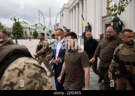 Kiev, Ukraine. 22nd mai 2022. Le président ukrainien Volodymyr Zelenskyy, au centre, marche avec le président polonais Andrzej Duda jusqu’au Palais Mariinsky après leur discours à la Verkhovna Rada, le 22 mai 2022 à Kiev, en Ukraine. Credit: Sarsenov Daniiar/Présidence ukrainienne/Alamy Live News Banque D'Images