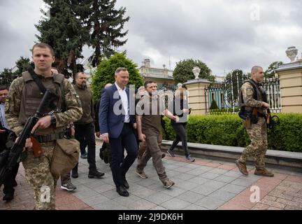 Kiev, Ukraine. 22nd mai 2022. Le président ukrainien Volodymyr Zelenskyy, au centre, marche avec le président polonais Andrzej Duda jusqu’au Palais Mariinsky après leur discours à la Verkhovna Rada, le 22 mai 2022 à Kiev, en Ukraine. Credit: Sarsenov Daniiar/Présidence ukrainienne/Alamy Live News Banque D'Images