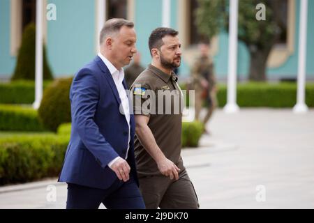 Kiev, Ukraine. 22nd mai 2022. Le président ukrainien Volodymyr Zelenskyy, à droite, marche avec le président polonais Andrzej Duda au Palais Mariinsky après leur discours à la Verkhovna Rada, le 22 mai 2022 à Kiev, en Ukraine. Credit: Sarsenov Daniiar/Présidence ukrainienne/Alamy Live News Banque D'Images