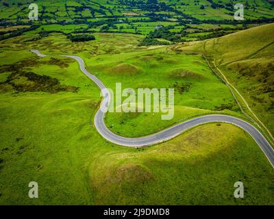 Vue aérienne de la route vers Edale, Vale of Edale, Peak District National Park, Derbyshire, Angleterre, Royaume-Uni, Europe Banque D'Images