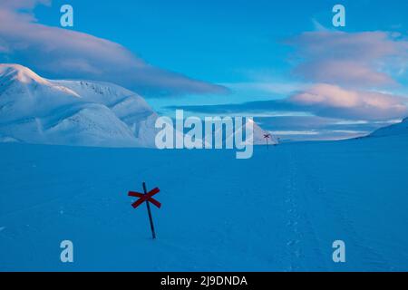 Sentier de randonnée de Kungsleden recouvert de neige pendant la saison hivernale, une averse de soleil sur le tronçon entre les cabanes de montagne Salka et Singi, Laponie, Suède Banque D'Images