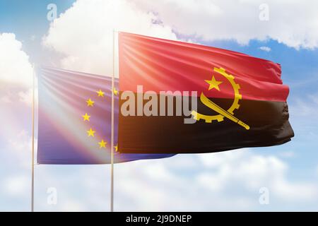 Ciel bleu ensoleillé et drapeaux de l'angola et de l'Union européenne Banque D'Images