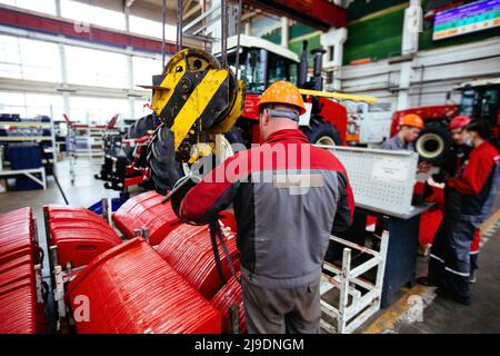 Le processus d'assemblage des tracteurs et moissonneuses agricoles. Banque D'Images