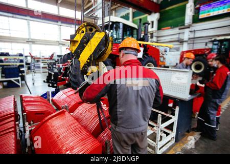 Le processus d'assemblage des tracteurs et moissonneuses agricoles. Banque D'Images