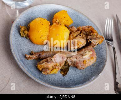 Lapin haché cuit dans la sauce avec des pommes de terre pour le dîner Banque D'Images