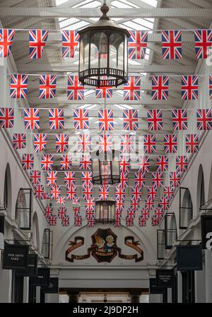 Les drapeaux de l'Union Jack sont suspendus dans le jardin de Covent avant le Jubilé de platine de la Reine Banque D'Images