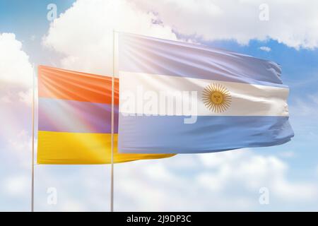 Ciel bleu ensoleillé et drapeaux de l'argentine et de l'arménie Banque D'Images