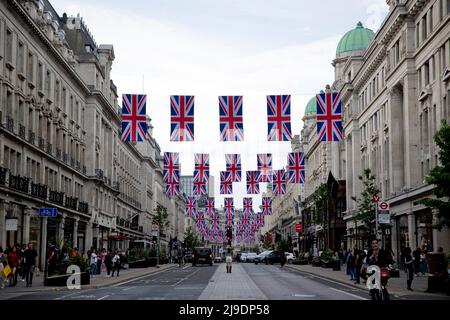 Londres, Royaume-Uni. 22nd mai 2022. Vue sur les décorations drapeau de l'Union Jack à Regent Street, Londres. La décoration des drapeaux de l'Union Jack est vue dans le centre de Londres en préparation du Jubilé de platine de la Reine, marquant le 70th anniversaire de l'accession de la Reine au trône. Un week-end spécial prolongé du Jubilé de platine aura lieu du 2nd au 5th juin. Crédit : SOPA Images Limited/Alamy Live News Banque D'Images