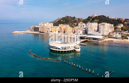 Vue aérienne de la zone côtière de la ville albanaise de Durres sur la mer Adriatique Banque D'Images