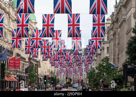 Les drapeaux de l'Union Jack pendent dans Regents Street à Londres avant la célébration du Jubilé de platine Banque D'Images