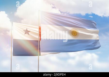 Ciel bleu ensoleillé et drapeaux de l'argentine et du panama Banque D'Images