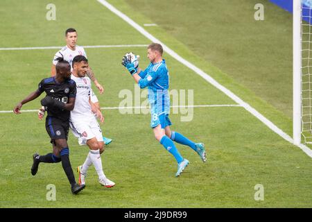 Montréal, Québec. 22nd mai 2022. Le gardien de but de Real Salt Lake, Zac MacMath (18), fait une économie lors du match MLS entre Real Salt Lake et CF Montréal qui a eu lieu au stade Saputo à Montréal (Québec). Daniel Lea/CSM/Alamy Live News Banque D'Images