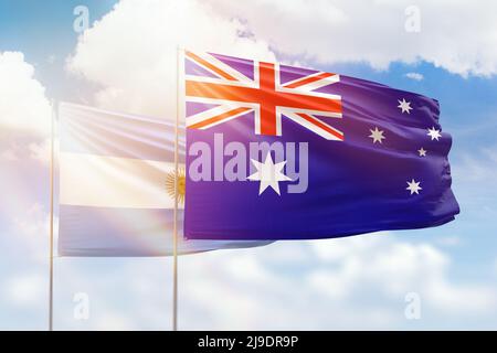 Ciel bleu ensoleillé et drapeaux de l'australie et de l'argentine Banque D'Images