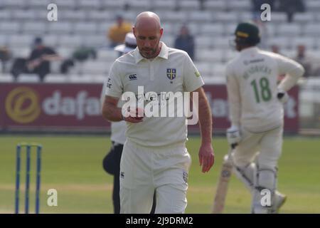 Chester le Street, Angleterre, le 16 avril 2022. Chris Rushworth Bowling pour Durham CCC contre Leicestershire CCC dans un match de championnat de comté au Riverside Ground. Crédit : Colin Edwards Banque D'Images