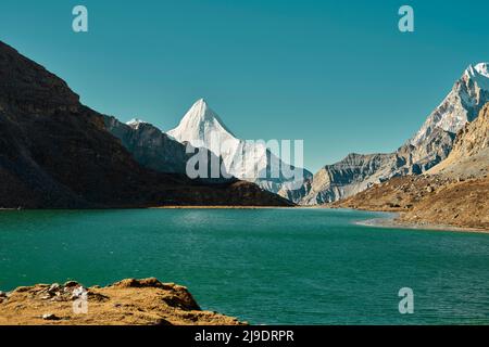 mont jampayang et lac boyongcuo dans le parc national de yading, comté de daocheng, province du sichuan, chine Banque D'Images