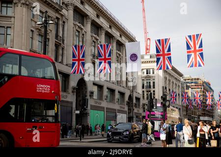 Londres, Royaume-Uni. 22nd mai 2022. Un bus conduit sous les drapeaux de l'Union Jack sur Oxford Circus. La décoration des drapeaux de l'Union Jack est vue dans le centre de Londres en préparation du Jubilé de platine de la Reine, marquant le 70th anniversaire de l'accession de la Reine au trône. Un week-end spécial prolongé du Jubilé de platine aura lieu du 2nd au 5th juin. (Photo de Hesther ng/SOPA Images/Sipa USA) crédit: SIPA USA/Alay Live News Banque D'Images