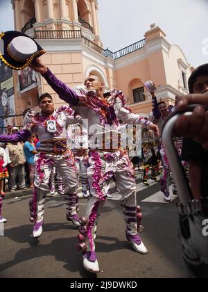 Des danseurs péruviens traditionnels participent au festival de la Vierge de Candelaria, à Lima. Populaire à Puno, au Pérou et en Bolivie, le festival a été exporté dans la capitale du Pérou par des migrants des hautes terres et leurs descendants. Plus de 50 troupes provenant de différentes écoles folkloriques ont défilé dans les rues principales du centre-ville de Lima. Banque D'Images