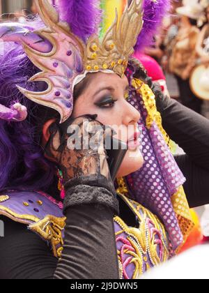 Des danseurs péruviens traditionnels participent au festival de la Vierge de Candelaria, à Lima. Populaire à Puno, au Pérou et en Bolivie, le festival a été exporté dans la capitale du Pérou par des migrants des hautes terres et leurs descendants. Plus de 50 troupes provenant de différentes écoles folkloriques ont défilé dans les rues principales du centre-ville de Lima. Banque D'Images