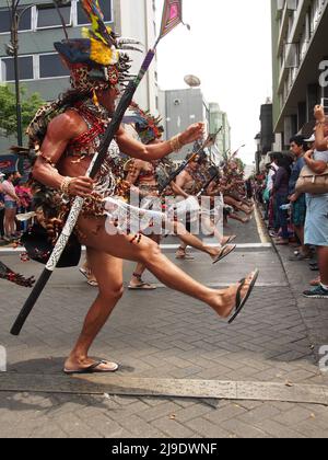 Des danseurs péruviens traditionnels participent au festival de la Vierge de Candelaria, à Lima. Populaire à Puno, au Pérou et en Bolivie, le festival a été exporté dans la capitale du Pérou par des migrants des hautes terres et leurs descendants. Plus de 50 troupes provenant de différentes écoles folkloriques ont défilé dans les rues principales du centre-ville de Lima. Banque D'Images