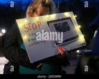 Les migrants syriens, vivant à Berlin, ont organisé une manifestation à la porte de Brandebourg demandant au président russe Vladimir Poutine de cesser de tuer des civils innocents en Syrie Banque D'Images