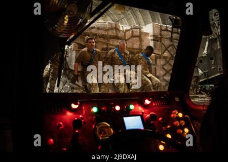 Ramstein Air base, Allemagne. 22nd mai 2022. Des aviateurs de la US Air Force affectés à l'escadron du port aérien 721st chargent une palette de préparation pour nourrissons sur un C-17 Globemaster III affecté à la base conjointe Pearl Harbor-Hickam, Hawaii, à la base aérienne de Ramstein, en Allemagne, le dimanche 22 mai 2022. Le Président des États-Unis a lancé l'opération Fly Formula pour accélérer l'importation de lait infantile de l'Europe aux États-Unis en raison de pénuries critiques dans ce pays. Photo par Airman 1st classe Jared Lovett/U.S. Force aérienne/UPI crédit: UPI/Alay Live News Banque D'Images