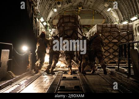 Ramstein Air base, Allemagne. 22nd mai 2022. Des aviateurs de la US Air Force affectés à l'escadron du port aérien 721st chargent une palette de préparation pour nourrissons sur un C-17 Globemaster III affecté à la base conjointe Pearl Harbor-Hickam, Hawaii, à la base aérienne de Ramstein, en Allemagne, le dimanche 22 mai 2022. Le Président des États-Unis a lancé l'opération Fly Formula pour accélérer l'importation de lait infantile de l'Europe aux États-Unis en raison de pénuries critiques dans ce pays. Photo par Airman 1st classe Jared Lovett/U.S. Force aérienne/UPI crédit: UPI/Alay Live News Banque D'Images