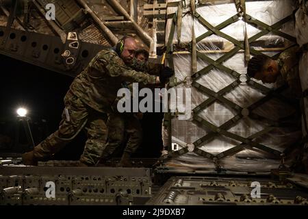 Ramstein Air base, Allemagne. 22nd mai 2022. Des aviateurs de la US Air Force affectés à l'escadron du port aérien 721st chargent une palette de préparation pour nourrissons sur un C-17 Globemaster III affecté à la base conjointe Pearl Harbor-Hickam, Hawaii, à la base aérienne de Ramstein, en Allemagne, le dimanche 22 mai 2022. Le Président des États-Unis a lancé l'opération Fly Formula pour accélérer l'importation de lait infantile de l'Europe aux États-Unis en raison de pénuries critiques dans ce pays. Photo par Airman 1st classe Jared Lovett/U.S. Force aérienne/UPI crédit: UPI/Alay Live News Banque D'Images
