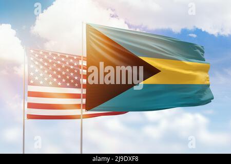 Ciel bleu ensoleillé et drapeaux des bahamas et des états-unis Banque D'Images