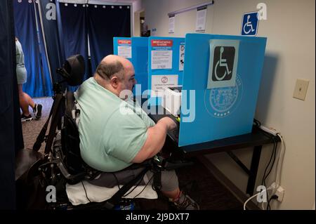 Carnesville, Géorgie, États-Unis. 22nd mai 2022. Nick Papadolpoulos, un homme de 40 ans avec paralysie cérébrale qui vit dans un établissement de soins infirmiers, vote le vendredi 20 mai dernier jour de vote par anticipation en Géorgie avant le primaire du 24 mai. Les responsables ont déclaré que l'État a connu un nombre record de participation aux élections primaires de 2022.plus de 700 000 personnes ont voté tôt, a déclaré vendredi le bureau du secrétaire d'État de Géorgie. La récente vague de votes a dépassé le total des 2020 263 308 votes par anticipation et dépasse les 234 035 000 électeurs par anticipation en 2018. C'est une augmentation de 149 % et de 180 % respectivement. (CR Banque D'Images