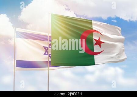 Ciel bleu ensoleillé et drapeaux de l'algérie et d'israël Banque D'Images